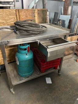 Nerezový stůl s kolečky