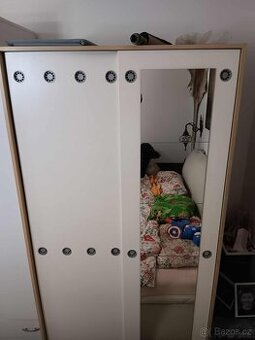 Zrcadlová šatní skříň s posuvnými dveřmi