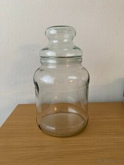 Skleněná dóza s víkem