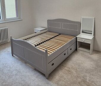 Dvoulůžková postel