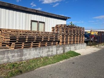 Dřevěné palety 400cm x 100cm