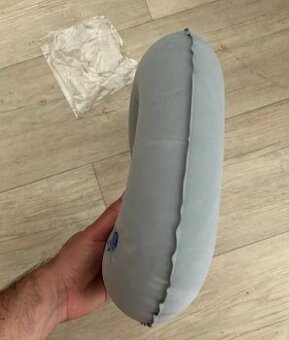 Nafukovací cestovní polštářek za krk