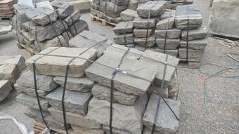 Stará kamenná dlažba, zápražáky, cca 60 m2