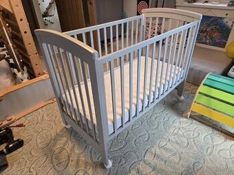 Dětská postýlka šedá Scarlett s odnímatelným bokem