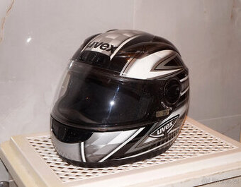 Skoro nová helma na motorku XL motocyklová přilba Uvex 61cm.