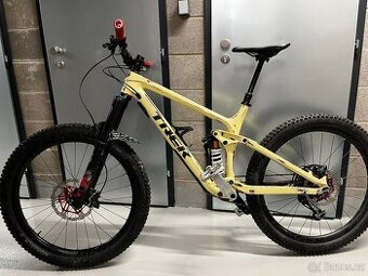 TREK REMEDY 9.8, M/L–full karbon, airbrush lak, TOP výbava