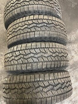 Pneu 235/60 R16 - 1