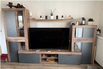 TV stěna – moderní, rok stará