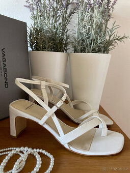 Smetanové kožené sandály na podpatku Vagabond, vel. 40