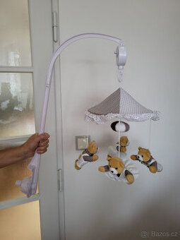 Hrací kolotoč nad postýlku