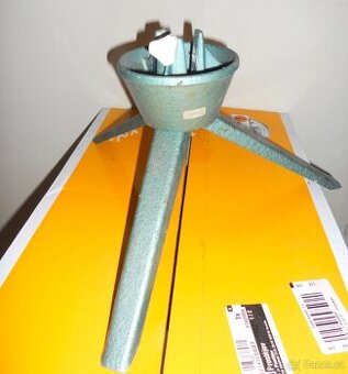 Stojan na vánoční stromek s nádobkou na vodu.