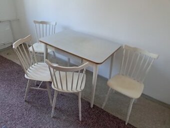 kuchyňský stůl se židlemi