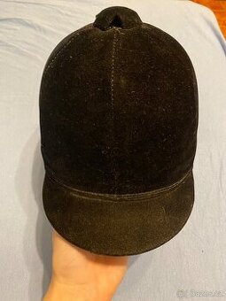 Semišová helma na gumičku