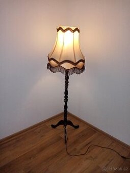 Retro stojící lampa