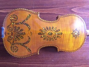 Krásné starožitné zdobené housle vykládané perletí - 1
