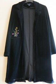Lehký plášť nebo kabátek ze sametu