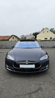 Tesla Model S 85D, 2016, Nabíjení zdarma/SC01, CCS, 7 míst.