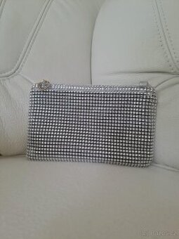Dvě v jednom –luxusní stříbrná crossbody i kosmetická taštič