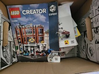 Hromada Lego časopisu a navodu