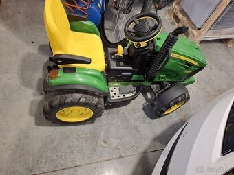 ELEKTRICKÝ TRAKTOR PEG PEREGO