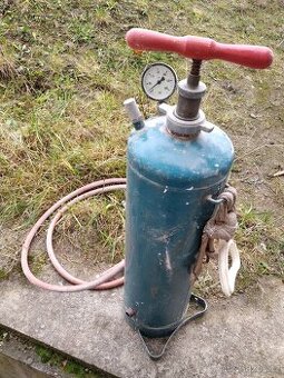 Kovový postřikovač, pumpa s pákou