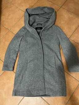 Mix zimních bund, kabátek, vesta