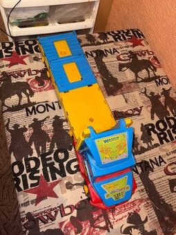 Tatra, bagr, pistole, fotbalová síť