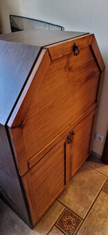 Obyčejné i luxusní skříně.