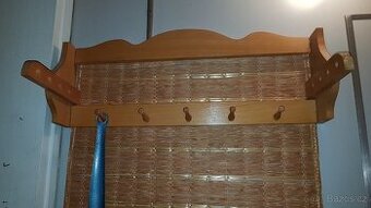 Věšák s rákosovou rohoží