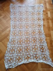 Ručně háčkovaná záclona