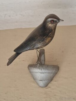 Stará dřevěná soška ptáčka