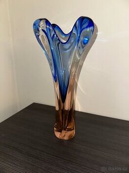 Váza z hutního skla