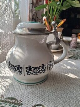 Keramicky korbel s cínovým víkem