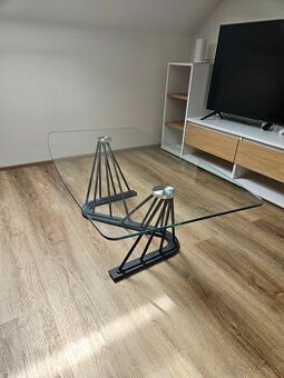 Skleněný konferenční stolek