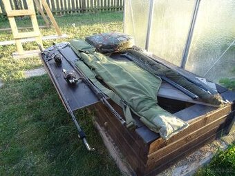 Set kaprových prutů Daiwa s navijáky, brašna + podběrák