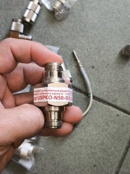 Antenni univerzalni sirokopasmova prepetova ochrana