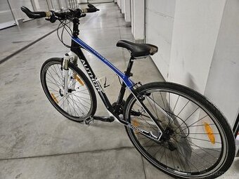 Karbonové trekové kolo s novými pneu a doplňky