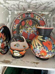 Polička včetně keramiky