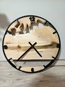 Dřevěné hodiny v kovovém rámu