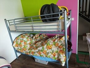 Dvoupatrová kovová postel