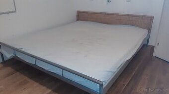 Kovová postel s roštem i matrací ratanově čelo