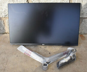Monitor LG 27MP60G s poškozeným panelem