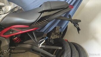Triumph street triple-Komplet podsedova cast