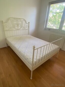 Postel s matracem