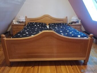 Postel z masivního dřeva + 2 noční stolky