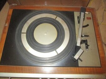 gramofon Tesla s reproduktory