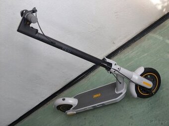 Elektrokoloběžka Ninebot KickScooter MAX G30LE