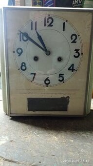 Staré nástěnné hodiny