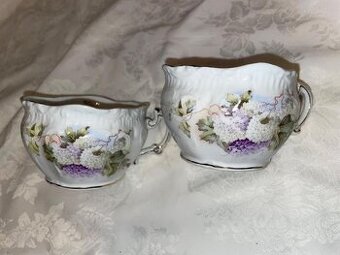 Šálky bílé hranaté, vzor kvítky