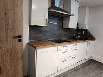 Krásná bílá (téměř plně vybavená) kuchyň